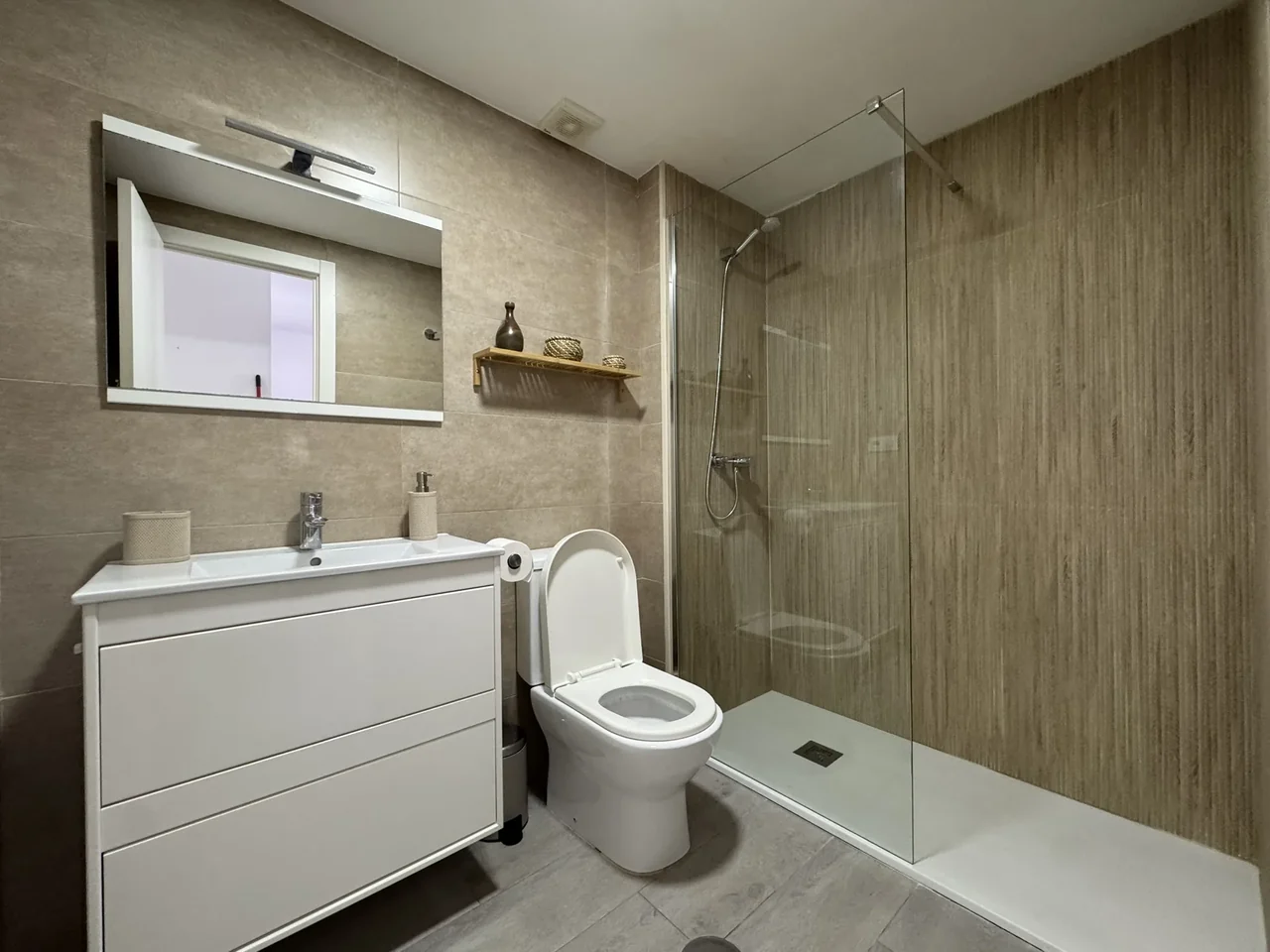 Baño renovado con plato de ducha