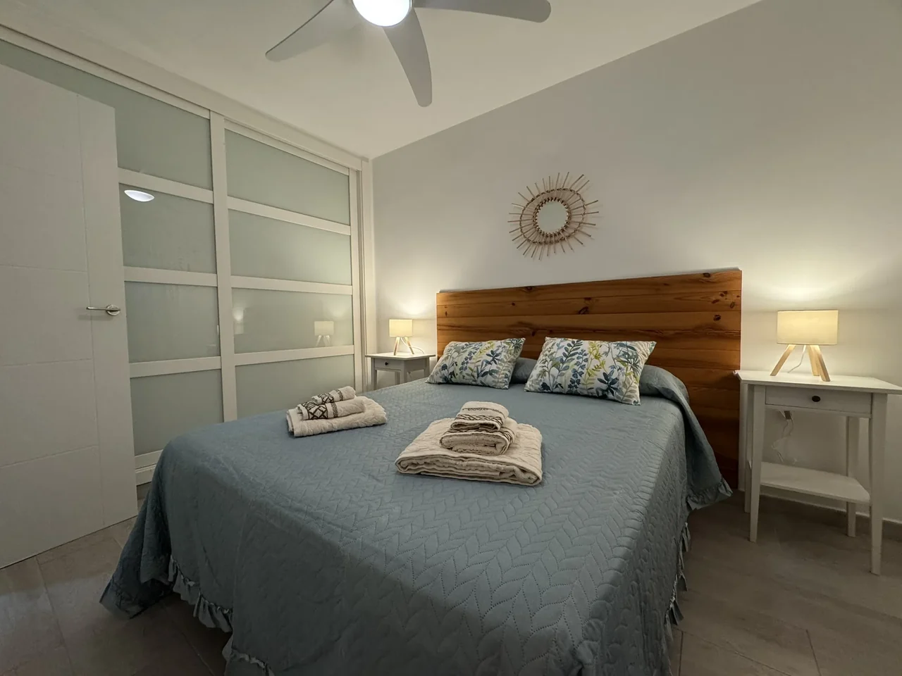 Dormitorio principal con cama de matrimonio
