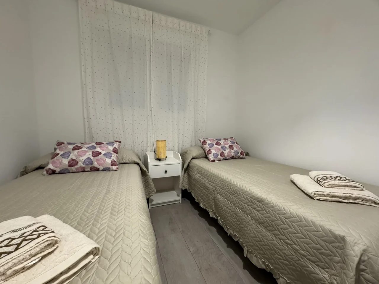 Segundo dormitorio con dos camas individuales